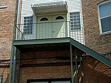 Rear-entrance-of-Chicago-apartment-building